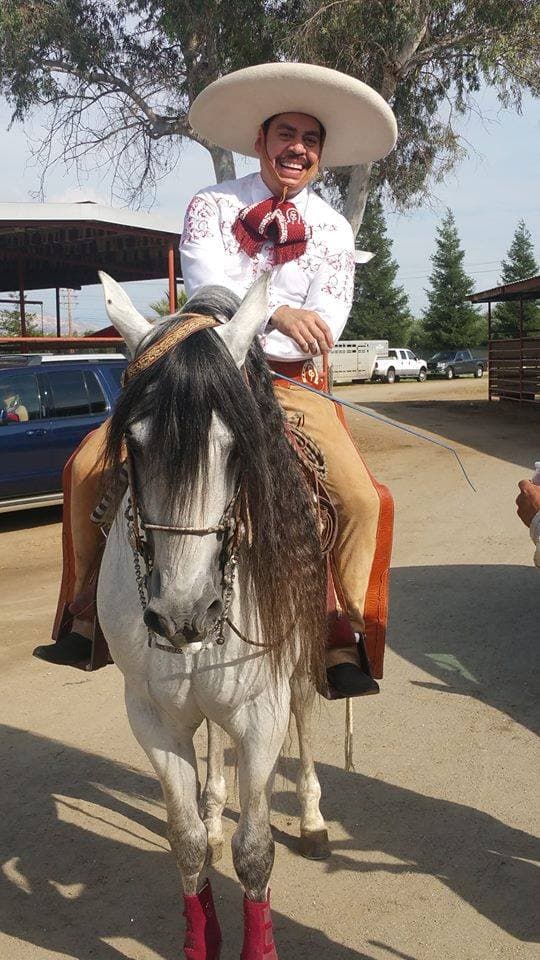 Por último está 'El Cheque Peña', inseparable de sus caballos y que representa con orgullo la tradición ranchera.