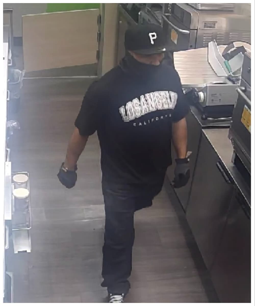 Este es uno de los hombres que busca la policía, quien junto con su compañero robaron el Subway de 5550 W 3500 S, West Valley.