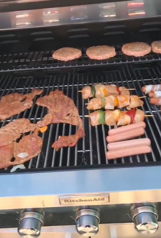 Chiquis presumió su nuevo "grill", donde se preparó la comida para sus invitados.