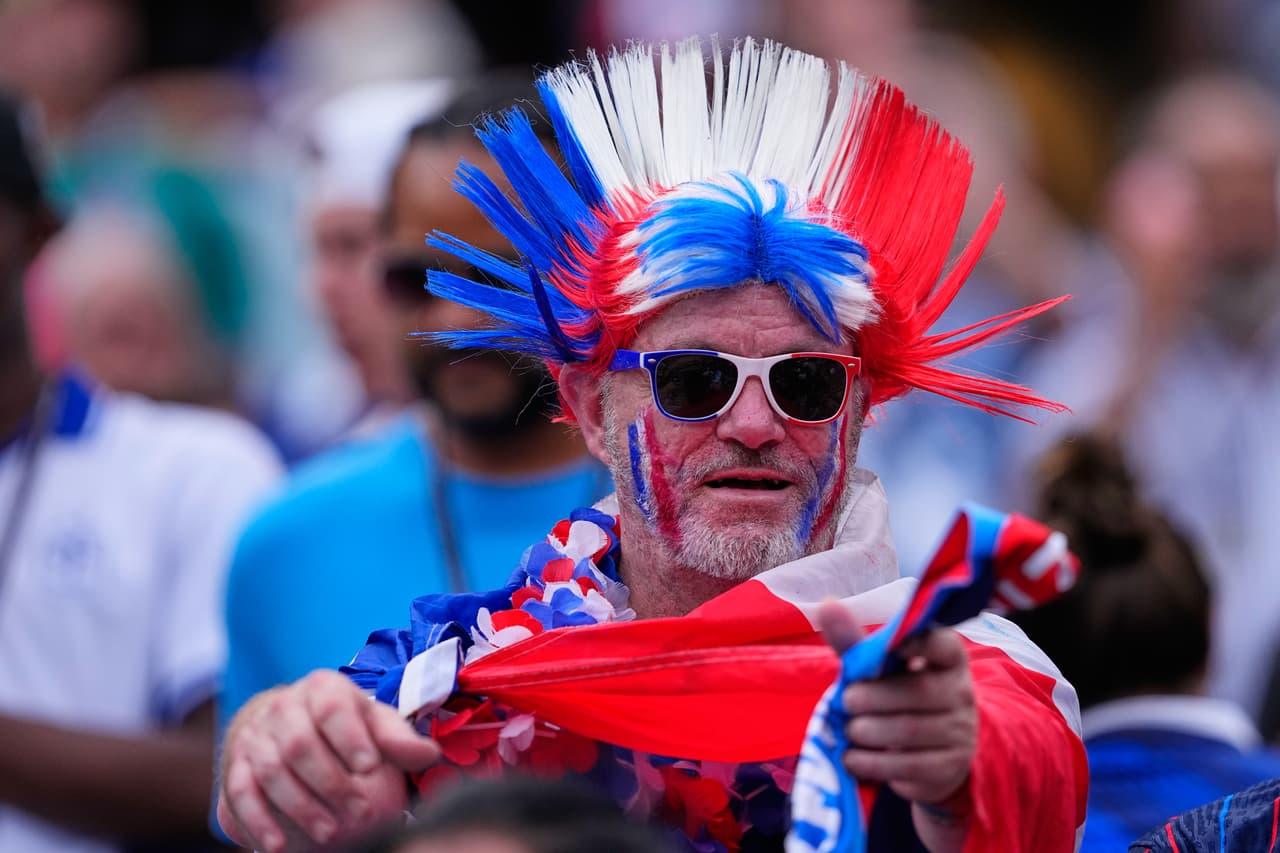 Aficionados reaccionan antes del partido de fútbol del Grupo I de la Copa del Mundo entre Francia e Irak en Filadelfia, el lunes 22 de junio de 2026.