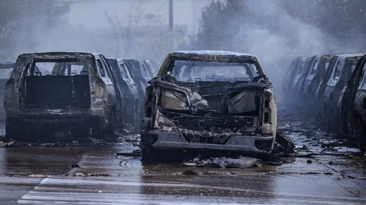 Decenas de vehículos resultaron dañados este domingo por 
<b>un incendio que se extendió por un estacionamiento en Grand Prairie. </b>
<br>El Departamento de Bomberos informó inicialmente que había al menos 30 autos involucrados, mientras que una estimación posterior
<b> situó la cifra entre 30 y 50 vehículos.</b> 
<br>La emergencia 
<b>comenzó alrededor de las 3:48 p.m. en la cuadra 1200 de Avenue J East. </b>
<br>La primera llamada 
<b>alertaba sobre un incendio de pasto, </b>pero cuando los bomberos llegaron encontraron 
<b>numerosos vehículos en llamas y una columna de humo oscuro sobre el área.</b>
<br>
<br>
<a href="https://www.whatsapp.com/channel/0029VafZxTzGpLHXXhtL0Y3A" target="_blank">📲 Únete a nuestro canal de WhatsApp: Haz clic aquí para estar al tanto de las últimas noticias e historias de tu comunidad</a>
