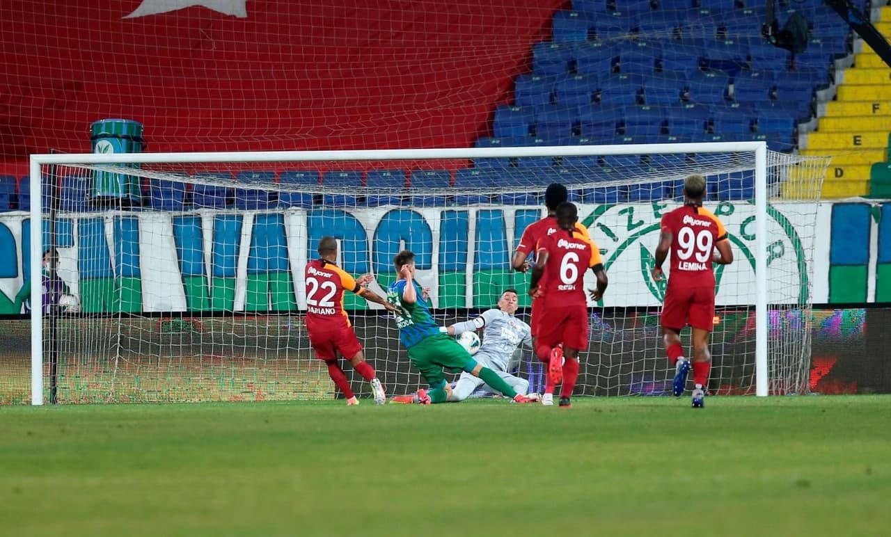 - El portero se quedó tendido en el terreno de juego gritando de manera desesperada por el dolor que representó la fractura de tibia y peroné. 
<br>- A su vez, esta lesión significa que es prácticamente imposible verlo de nueva cuenta en las canchas durante este 2020.