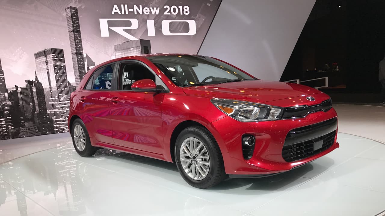 Si bien ya habíamos visto a la próxima generación del 
<a href="http://www.univision.com/noticias/kia/el-kia-rio-se-reinventa-para-competir-a-punta-de-buen-diseno" target="_blank"><b>Kia Rio</b> <b>en el Auto Show de Paris</b> </a>el pasado mes de octubre, la marca se reservó la revelación de la versión sedán para el Auto Show de Nueva York siguiendo la máxima de que el público estadounidense favorece a los autos de tres volúmenes.