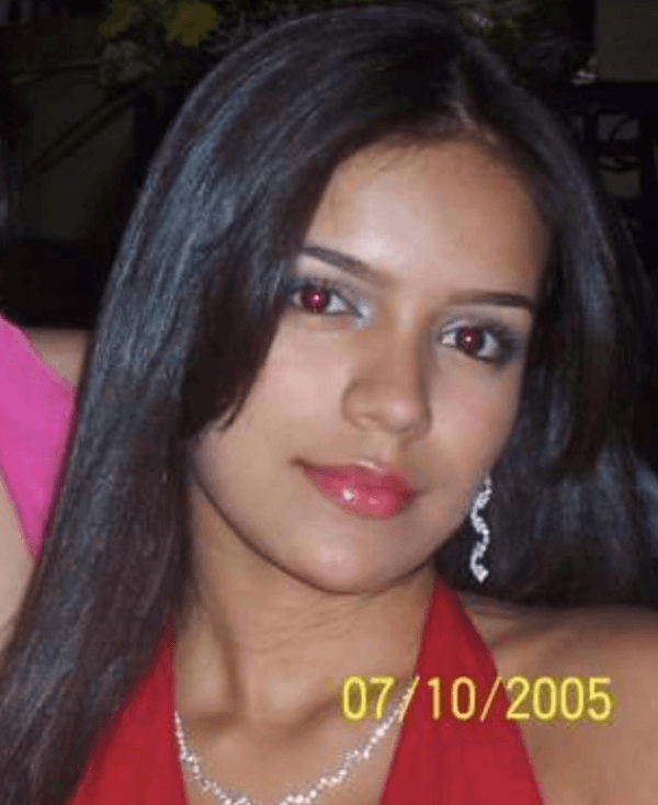 Actualmentem
<a href="https://www.univision.com/radio/radio-nacional/con-celulitis-o-estrias-karol-g-se-suma-a-estas-famosas-que-se-muestran-orgullosas-de-sus-cuerpos-fotos">la cantante</a> tiene el cabello azul turquesa, pero en 2018 compartió una imagen donde tenía 14 años y se puede ver que originalmente su pelo es castaño.