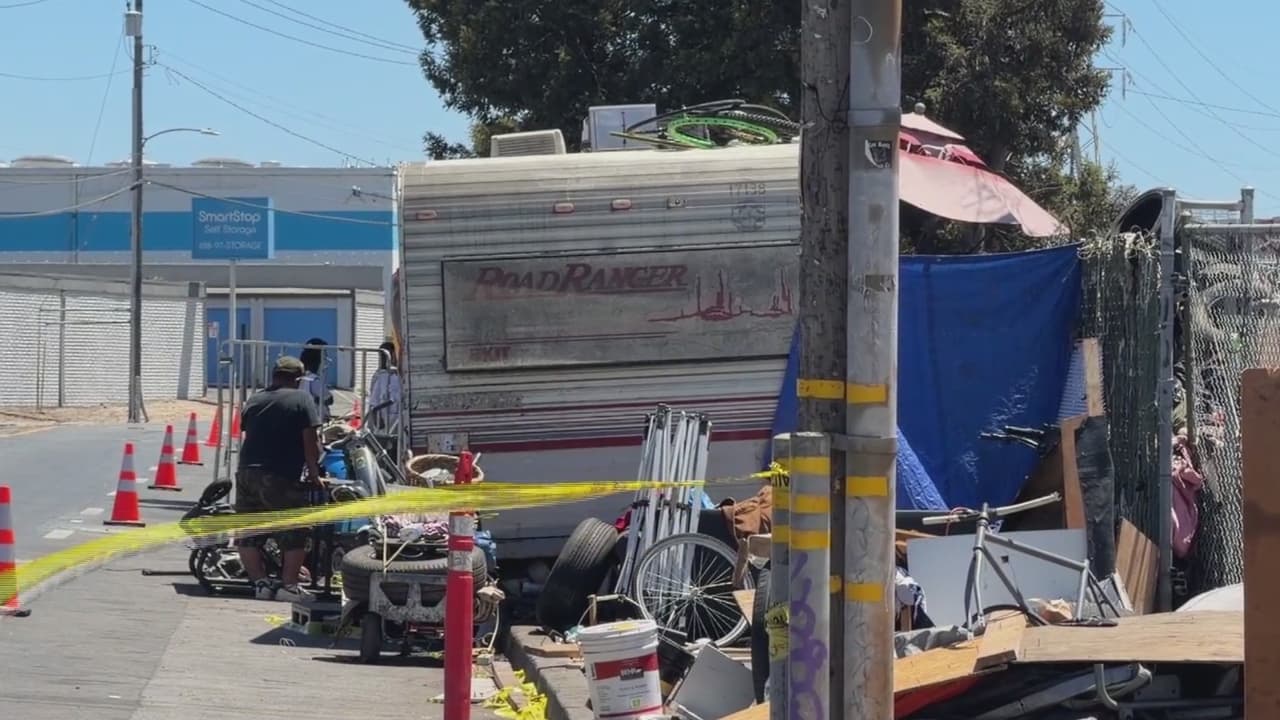 La alcaldesa Barbara Lee planea pagar a personas sin hogar para recoger basura en Oakland