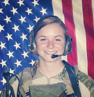 Reese Witherspoon recordó a la Primera teniente Ashley White-Stumpf e invitó a sus seguidores en redes a leer el libro #AshleysWar.