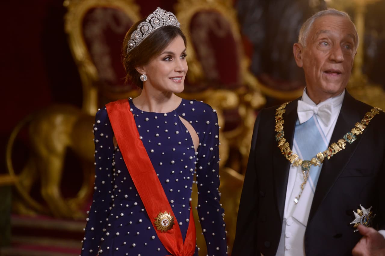Este no fue el único accesorio que lució Letizia esa noche, también destacaron los pendientes de chatones, no se le habían visto desde el banquete de Estado que la reina Isabel ofreció en honor de los Reyes el año pasado en el palacio de Buckingham.