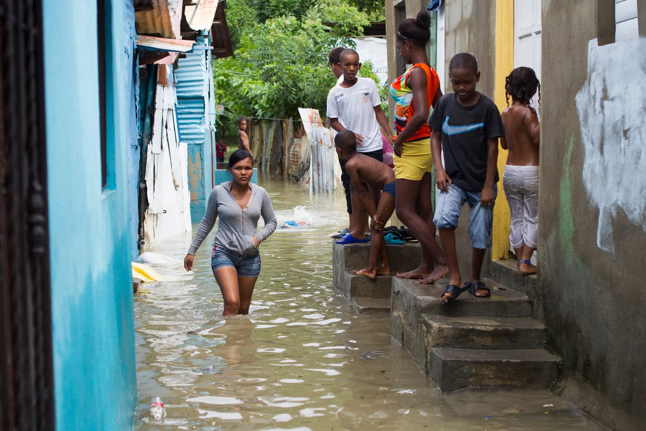 El vecindario La Puya, en Santo Domingo, República Dominicana, inundado con las lluvias producidas por el huracán, el martes 4 de octubre.