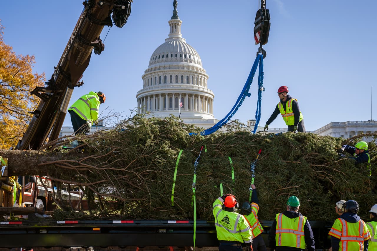 Thomas Carroll, arquitecto del Capitolio, reconoció a muchas personas por el esfuerzo de llevar el espíritu navideño a la capital.