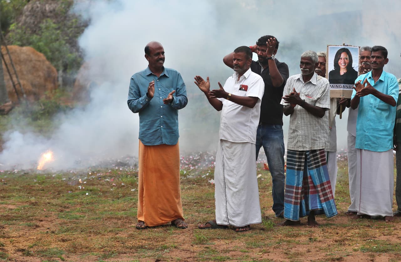 Los residentes de Thulasendrapuram celebraron lanzando fuegos artificiales, rezando en su principal templo y ondeando carteles con el rostro de la vicepresidenta electa.
<br>