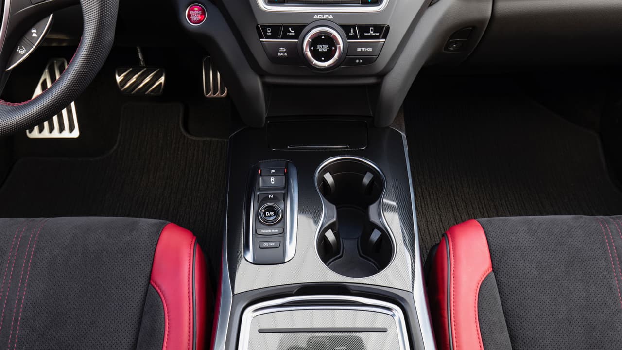 La Acura MDX A-Spec 2019 cuenta con el mismo selector de cambios con botones que conseguimos en la Honda Pilot con la que comparte gran parte de su macánica.