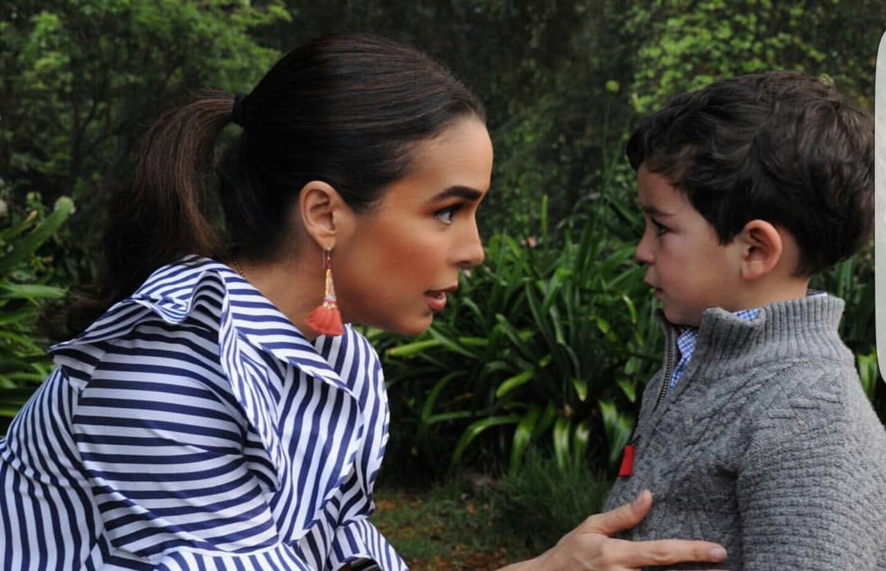 Bibi Gaytán publicó recientemente una foto en Instagram en la que se ve el gran parecido que tiene con uno de sus mellizos. "Mi bebito estaba enojado!! Dios mío como los quiero!!", escribió en Instagram.