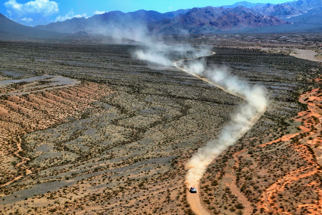 Peligroso, extremo y demandante, s
<b>on algunas de las características del Rally Dakar.</b> A lo largo de 40 años esta competencia, pilotos y constructores de vehículos nos han sorprendido con capacidades que pocos hubieran imaginado.
