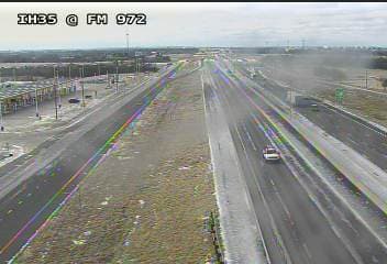 "Las carreteras siguen siendo peligrosas y las cuadrillas continúan tratándolas. Evite viajar, pero si debe hacerlo, reduzca la velocidad. Disminuya la velocidad ya que hay parches de hielo por ahí", publicó el Departamento de Transportación de Texas.