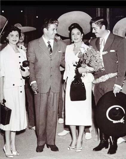 Las giras y los viajes no tardaron en llegar, y su nombre era muy solicitado para engalanar importantes eventos de cine y la música. Aquí junto a la española Lola Flores y su amigo, el también cantante de ranchero, Miguel Aceves Mejía.