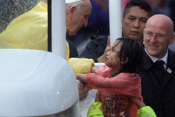 La lluvia no detuvo a los fieles ni al Papa a la visita de éste a Manila en enero de 2015.