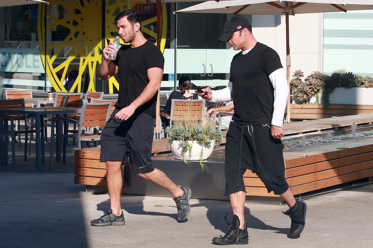 Un día después de sorprender al mundo admitiendo que se había casado en secreto, Ricky Martin salió del gimnasio junto a su esposo Jwan Yosef.