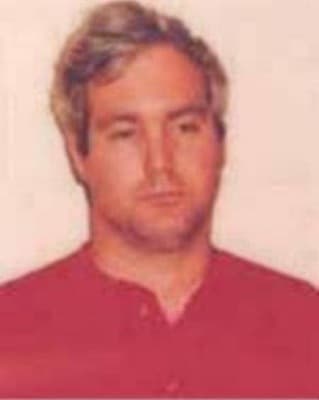 <h3 class="cms-H3-H3">Anthony Kendall Dewater</h3>
<br>
<br>Este asistente de maestro de 62 años, oriundo de California, 
<a href="https://www.fbi.gov/wanted/cac/anthony-kendall-dewater" target="_blank">fue acusado en 1992 de nueve cargos</a> de abuso sexual en primer grado por acariciar a varios estudiantes durante un período de seis meses.
<br>
<br>El 22 de julio de 1993 se emitió una orden de arresto federal por parte del Tribunal de Distrito de los Estados Unidos, Distrito de Oregón, Portland, Oregón, acusando a Dewater de vuelo ilegal para evitar el procesamiento.
<br>
<br>La agencia, quien establece que el fugitivo habla español con fluidez, puede haber viajado a Seattle, California, Canadá, España, Reino Unido o Perú.
<br>