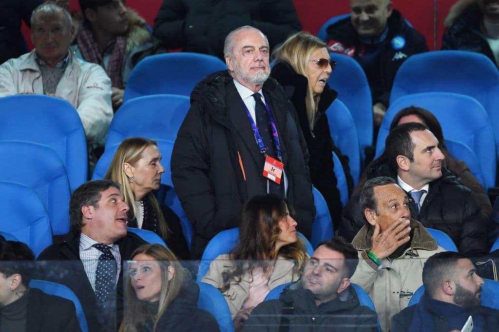 El presidente, Aurelio De Laurentiis observa a su equipo desde el palco.