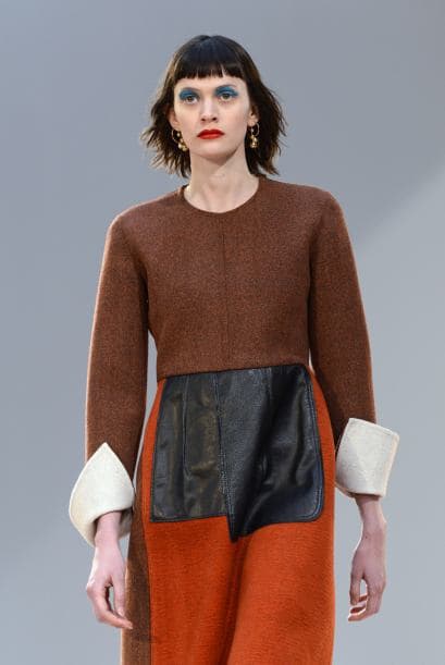 Además la firma le agrego a alguno atuendos distintos detalles en cuero.