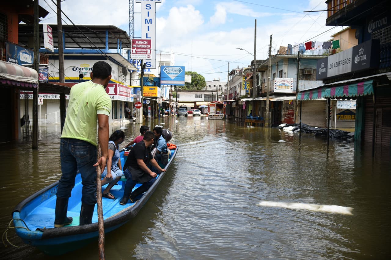 MÉXICO- Un hombre conduce una barca por calles inundadas del municipio de Minatitlan, al sur del estado de Veracruz. La tormenta tropical Nate se fortaleció en su paso por la península de Yucatán. Sus lluvias torrenciales continúan.