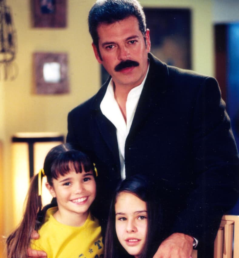 Y la verdad, ya no podemos imaginarlo sin bigote, es uno de los sellos de su personalidad.