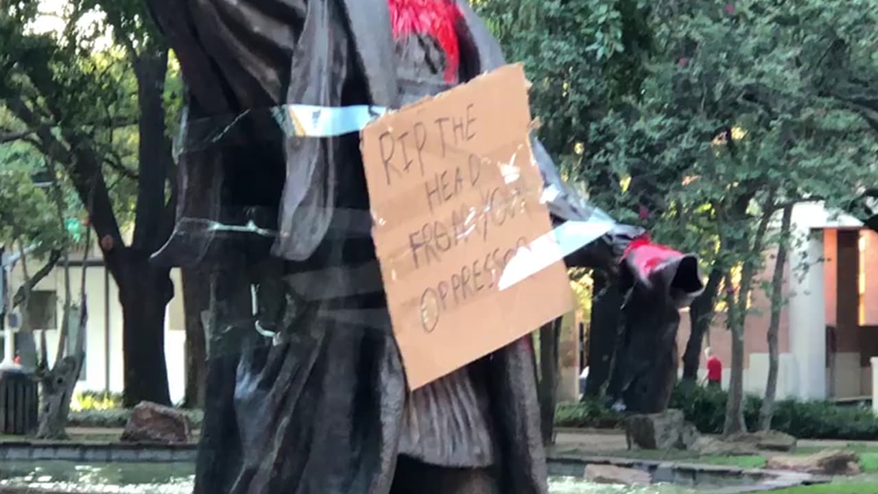 También le colocaron un letrero de cartón con la leyenda: “Arráncale la cabeza a tu opresor”