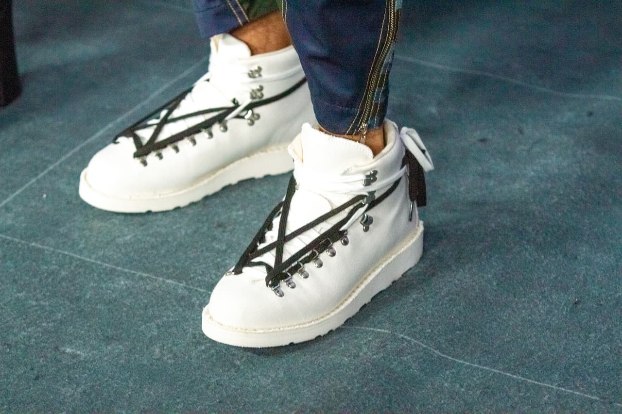 Camilo optó por llevar calzado deportivo.