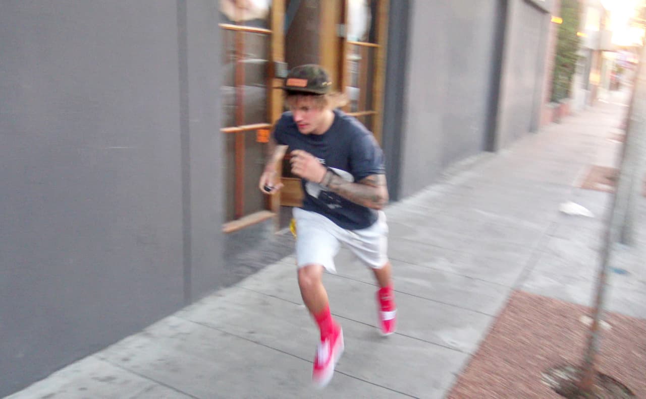 Bieber tuvo que levantarse después del grito “vete, por favor” del que fueron testigo los paparazzi.