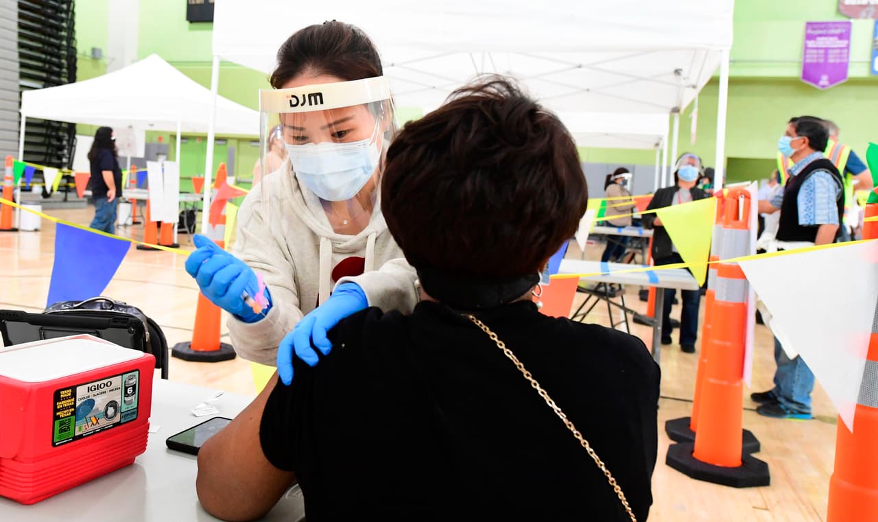 El sindicato de maestros en Los Ángeles UTLA solicitó que los educadores deben estar vacunados, entre otros requerimientos relacionados con la seguridad de más de 600,000 familias en el distrito antes de regresar a los salones de clases.