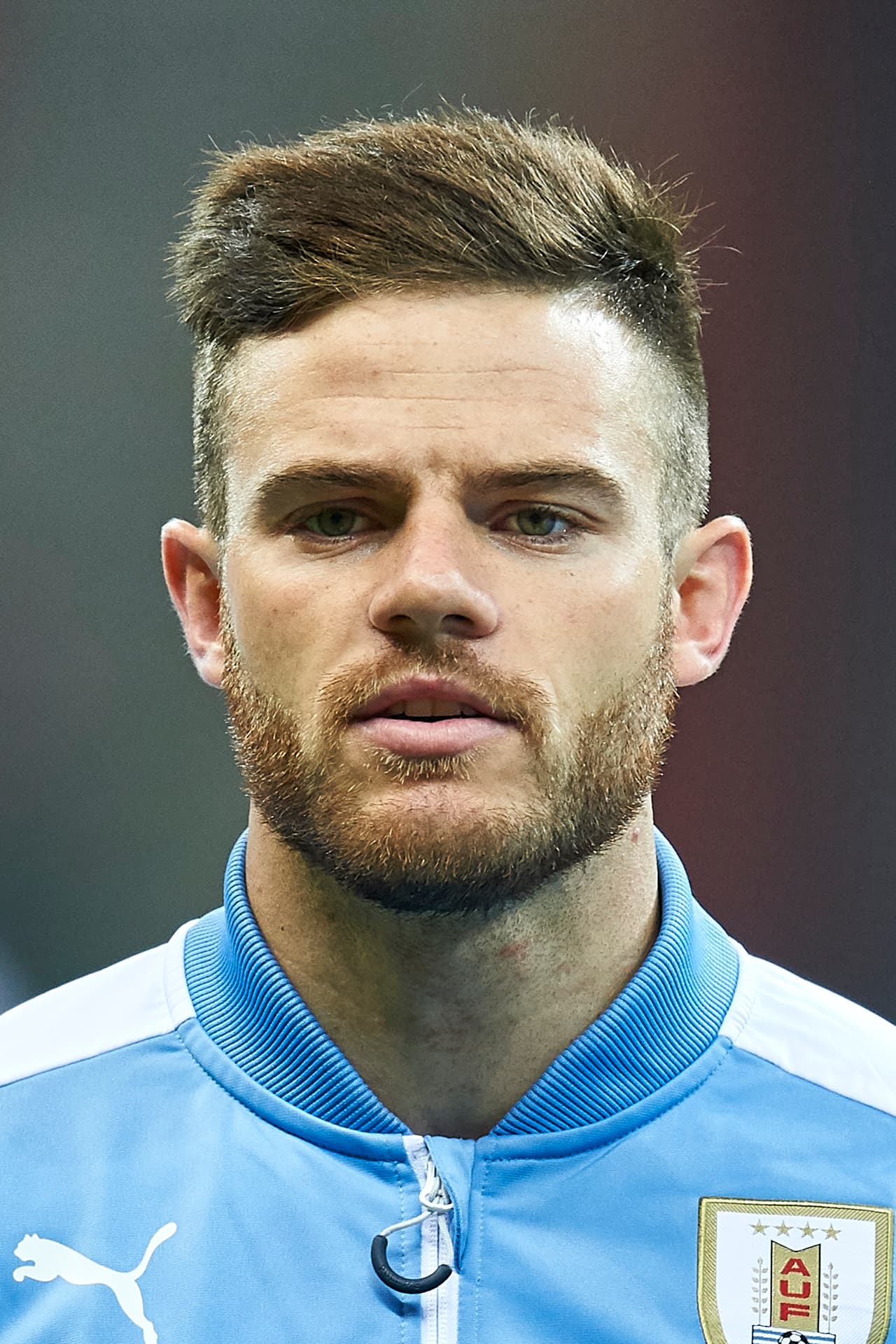 Mientras tanto, Nández permaneció en el Peñarol, donde Óscar Washington Tabárez le echó el ojo como material de selección mayor.