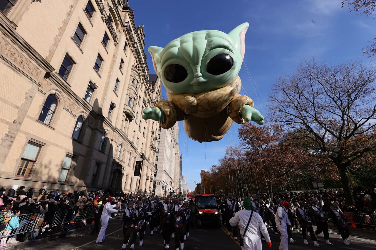 Entre los nuevos gigantes globos que se unen a la alineación se encuentra Grogu, alias "Baby Yoda", de la serie de televisión "The Mandalorian", que ha tenido una calurosa bienvenida por el público.