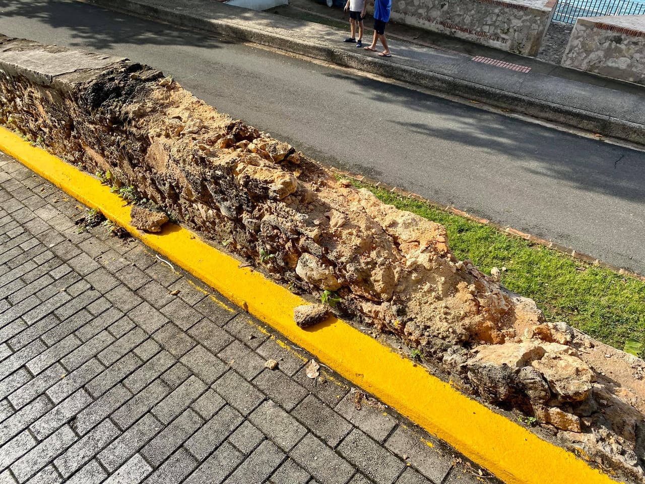 "Una vez más se comprueba el daño que tiene el tráfico vehicular en las frágiles calles de nuestra histórica ciudad."