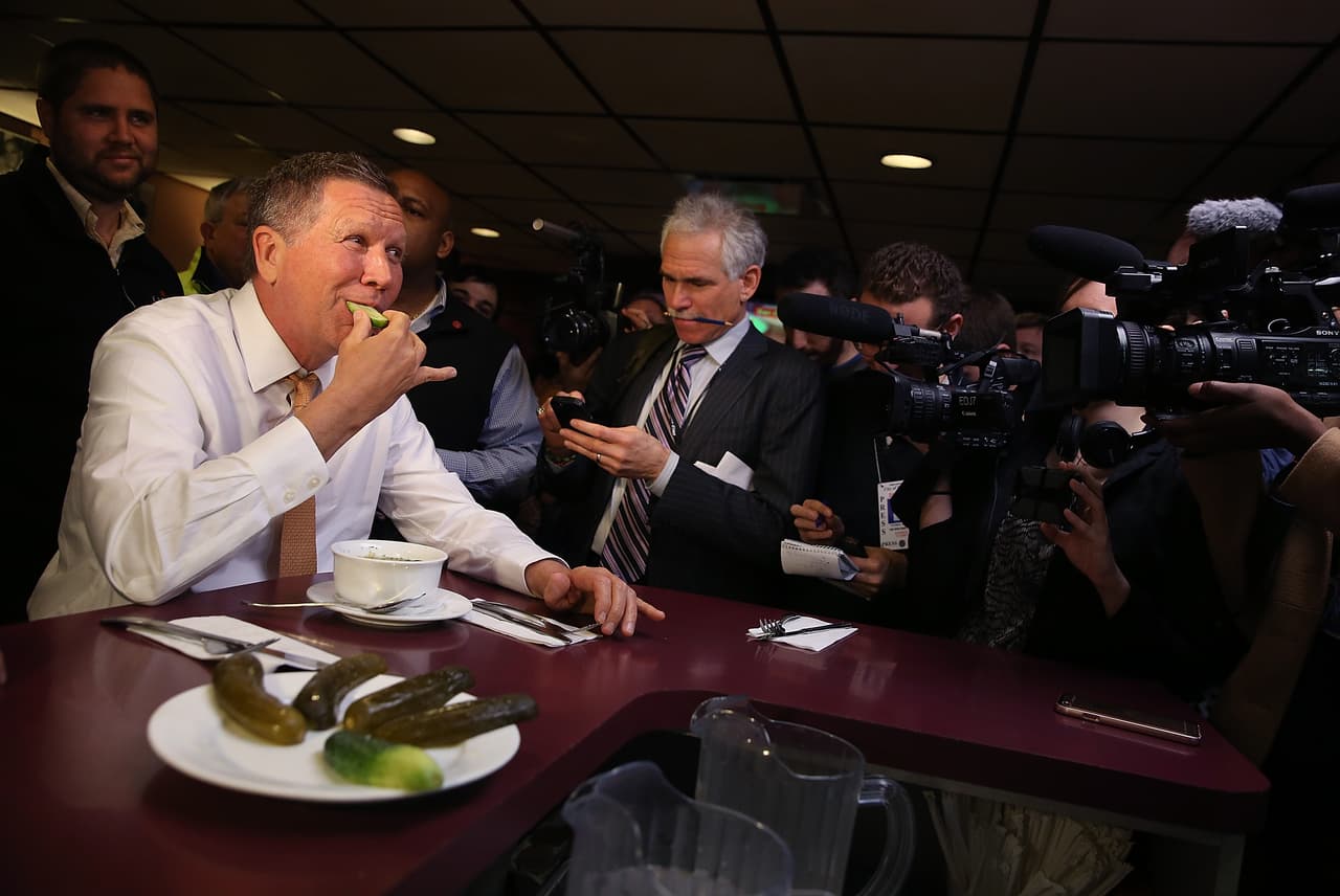 El gobernador de Ohio, John Kasich optó por hacer campaña en los barrios. En la imagen, comiendo pickles en el restaurante PJ Bernstein's Deli de Nueva York el pasado 16 de abril. El candidato acumula 144 delegados en la carrera.