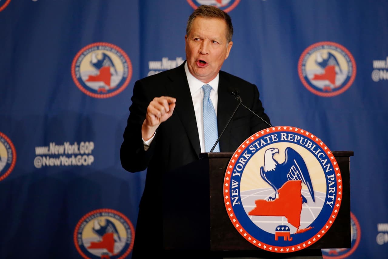 Kasich en la gala anual del partido Republicano el 14 de abril en Nueva York. El candidato no logra repuntar y no incomoda a sus contendientes y muchos se preguntan a quién le está quitando votos quedándose en carrera.