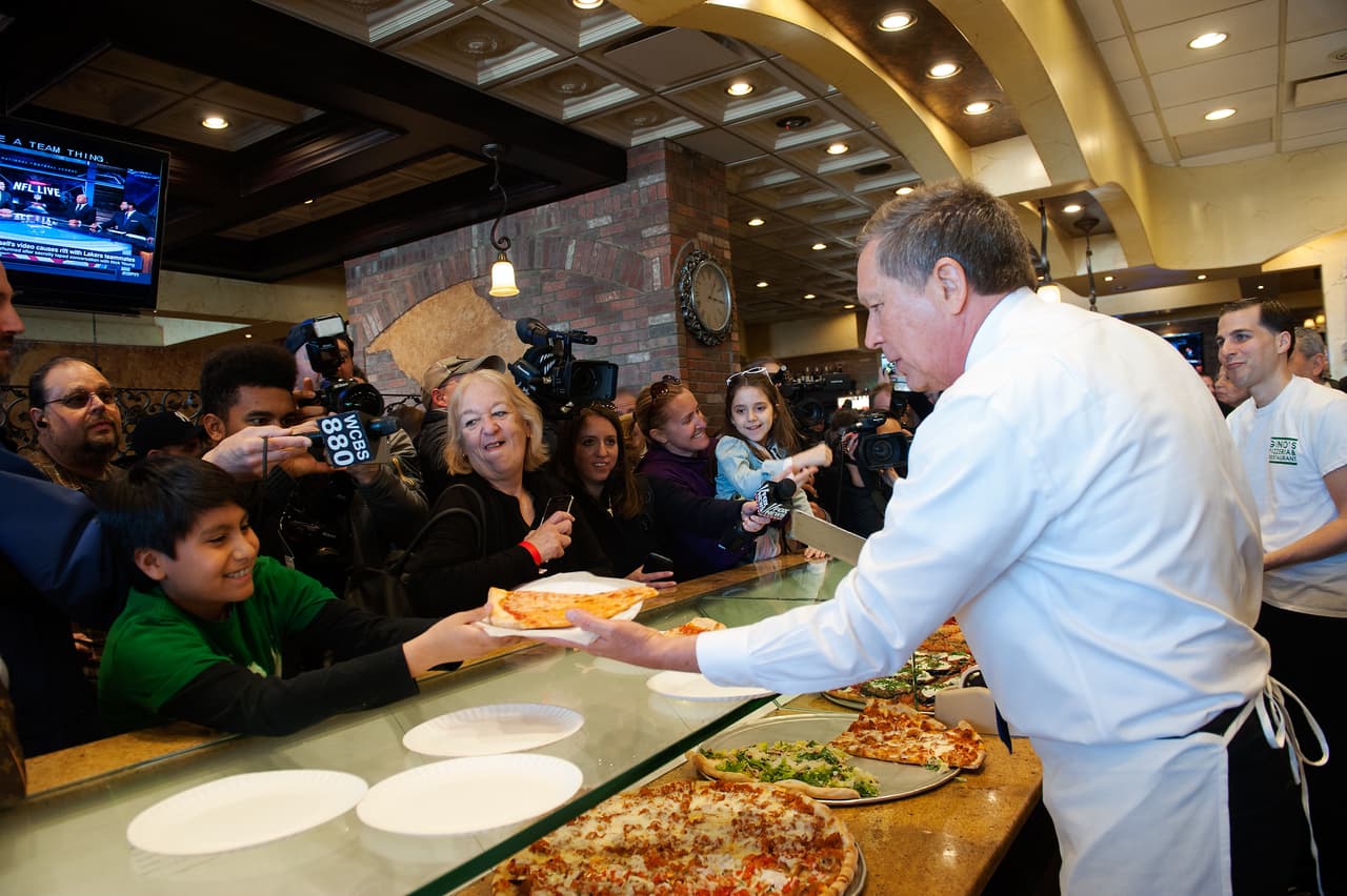 John Kasich sirviendo pizzas en Gino's Pizzeria, en Queens el pasado 30 de marzo. El candidato es uno de los que más tiempo ha pasado haciendo campaña en este estado. Aunque con pocas posibilidades, Kasich buscará quedarse con al menos una parte de los 95 delegados en juego.