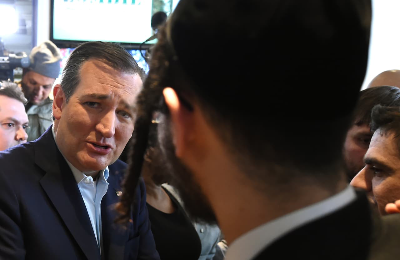 Cruz en el restaurante Sabrosura, en el corazón del Bronx el 6 de abril en donde se reunió con religiosos de varias vertientes. El senador no tiene posibilidades allí, por eso apostó por un solo evento público y con sectores muy conservadores.