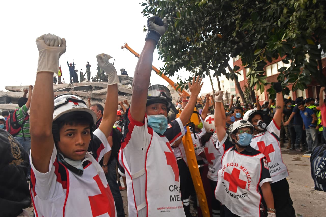 <b>Los puños del silencio en Ciudad de México. </b>Los cientos de rescatistas y voluntarios que intentaron encontrar sobrevivientes del sismo en México utilizaban la
<b><a href="https://www.univision.com/noticias/terremotos/el-puno-del-silencio-el-gesto-que-enmudece-mexico-tras-el-terremoto-fotos-fotos"> señal del puño en alto para pedir silencio</a></b>. Esto se convirtió en un símbolo del esfuerzo por el rescate en este tipo de tragedias.