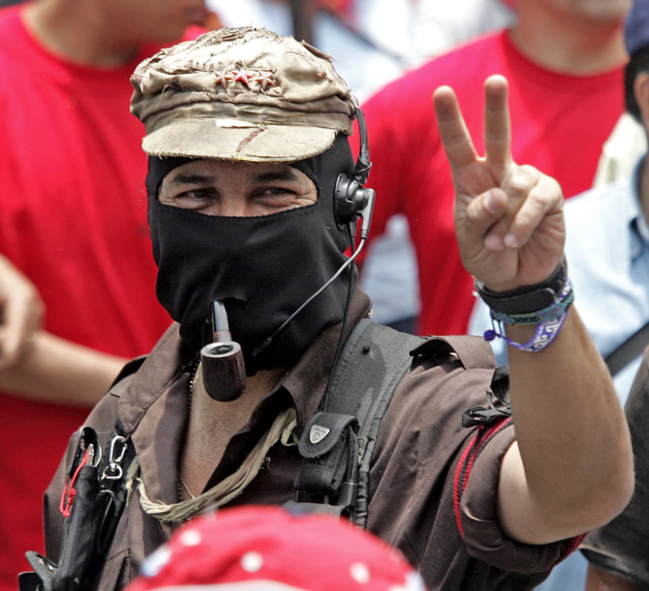 A raíz de esto se le comenzó a relacionar sentimentalmente con el subcomandante Marcos, uno de los líderes del movimiento. La actriz fue cuestionada por 
<a href="https://www.youtube.com/watch?v=rtis1KYXY5s">Redacción NCI</a> al respecto en el 2012 y respondió: "Es mi amigo, pero nada más, no fue mi pareja. Siempre se dijo, pero no sé por qué".