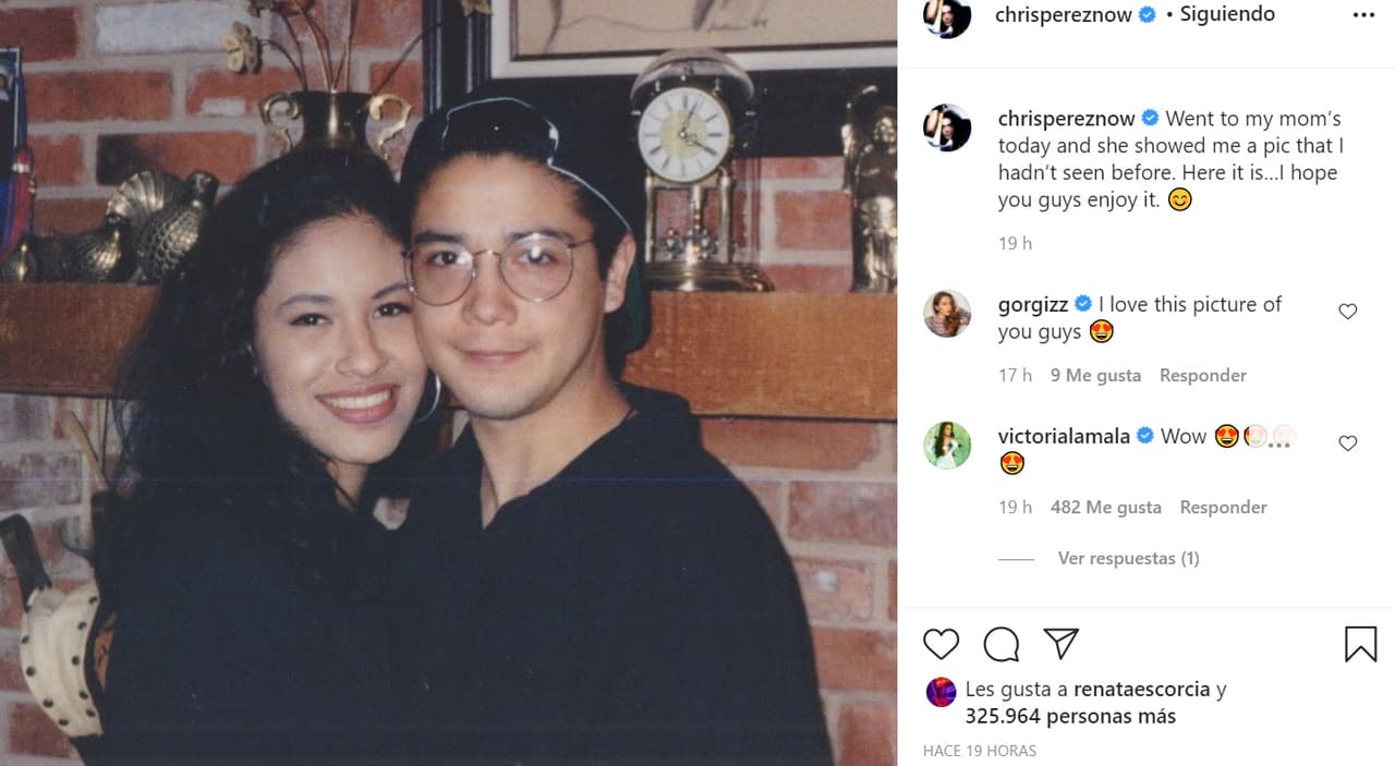 Se trata de esta foto en la que aparecen juntos y muy jóvenes, sonrientes ante la cámara.
<br>