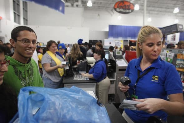 La medida forma parte de un plan de la empresa para ahorrar $800 millones anuales hasta 2015. Los 400 recortes serán en sus departamentos de comercial y atención al cliente.