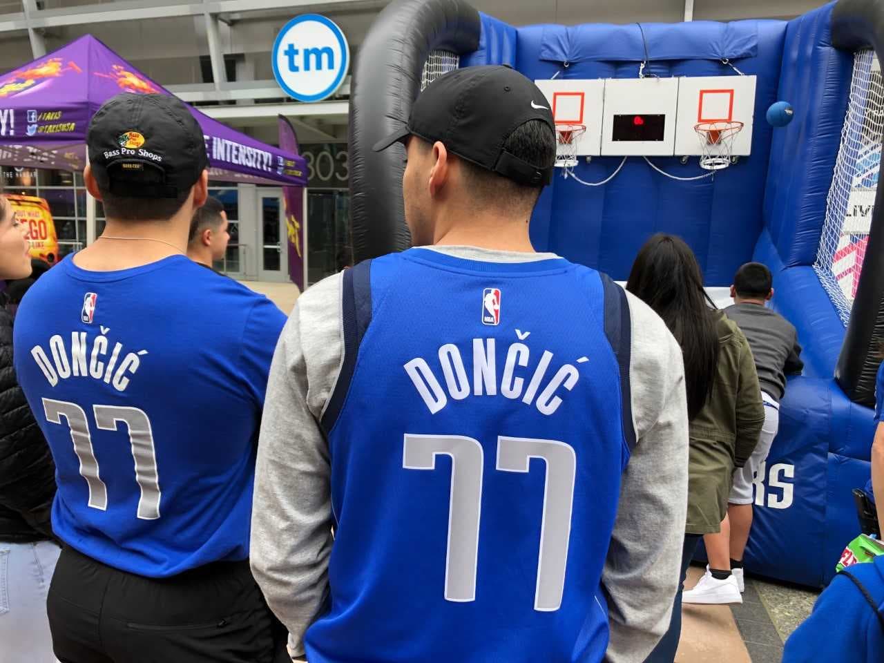 Fanáticos de Luka Doncic aprovecharon la ocasión para exibir la franela del estelar jugador esloveno de los Mavericks.