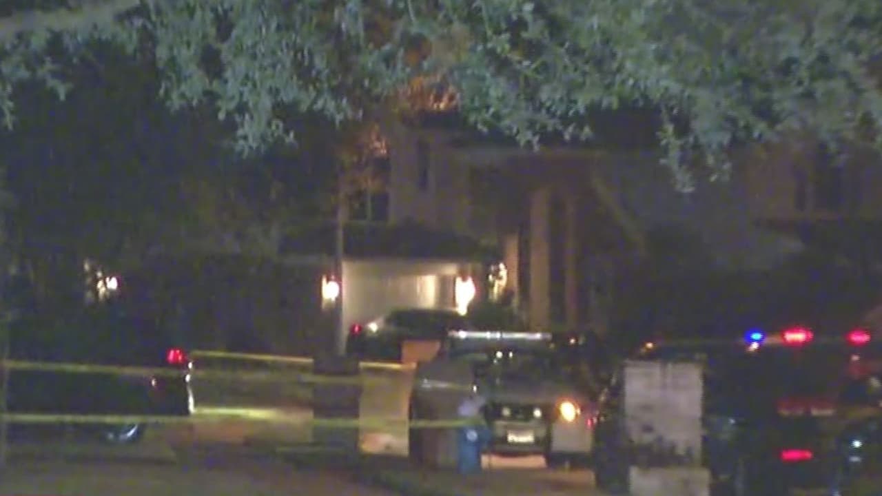 Landry tenía varios incidentes relacionados a 
<b><a href="https://www.univision.com/local/houston-kxln/dijo-que-me-iba-a-matar-el-drama-de-una-hispana-victima-de-violencia-domestica-video">violencia doméstica</a></b> en el pasado. De hecho, las autoridades ya habían acudido a este domicilio anteriormente. Las autoridades solicitan ayuda para localizar al hombre.