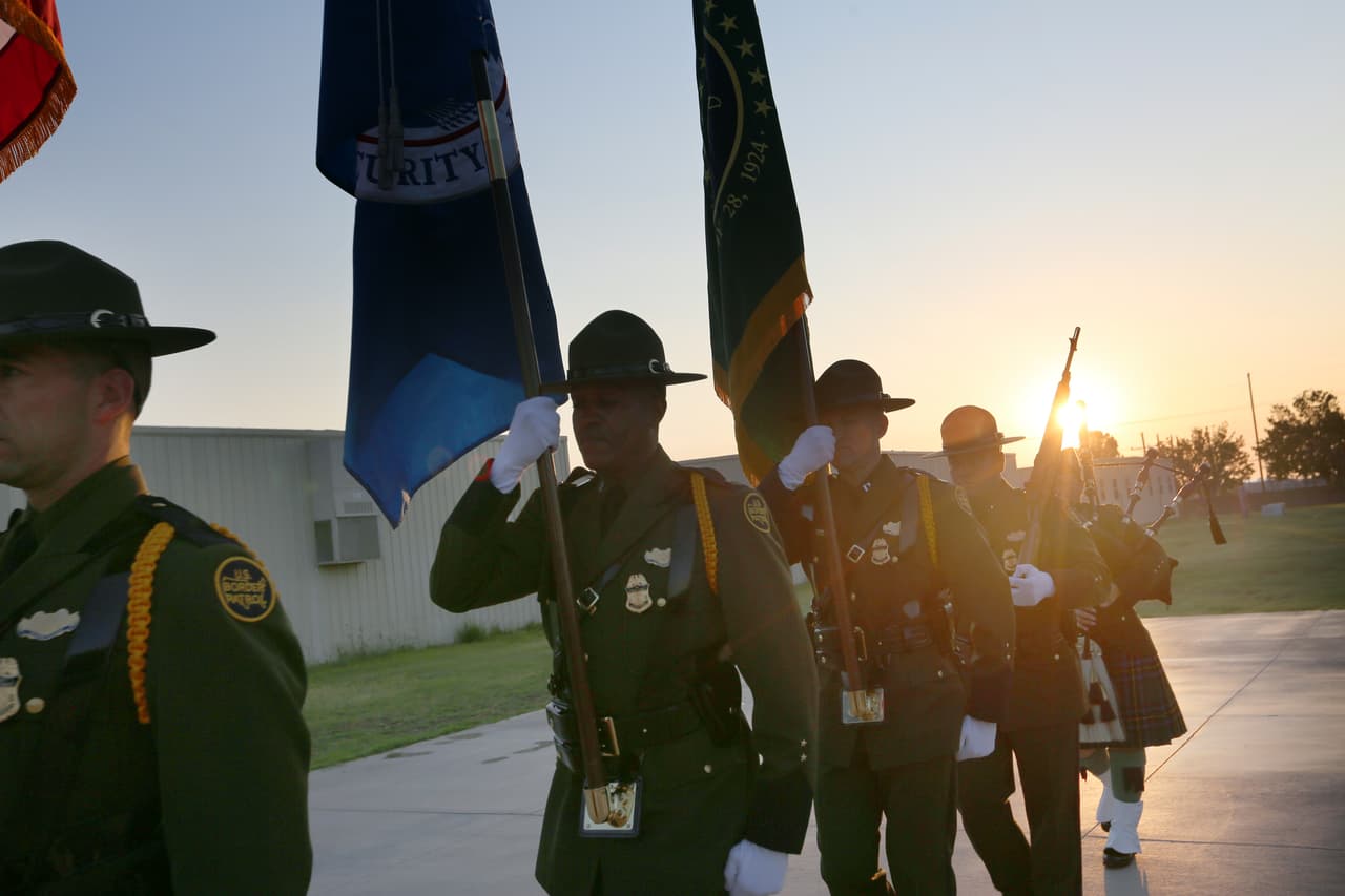 <b>“Buenos días, clase. Clase 1090,</b> el duro trabajo que han hecho en la academia es solo el principio”, les dijo a una cuarentena de graduados Manuel Padilla, el jefe de la Patrulla Fronteriza en el valle del Río Grande. Había padres, hijos, hermanos, desfiles, música y souvenirs para celebrar que habían entrado a la fuerza.
