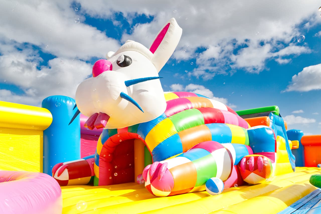 El parque inflable más grande del mundo certificada por el libro de 
<a href="https://www.guinnessworldrecords.com/world-records/69247-largest-inflatable-bouncy-castle" target="_blank">Récord de Guinness</a> cubre un total de 13,000 pies cuadrados y la más alta de sus atracciones tiene una altura de 32 pies. 
<br>