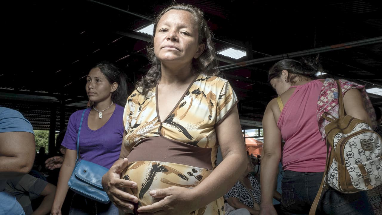 “Tengo 8 meses de embarazo y duermo en la calle con mi familia, no somos animales”: la vulnerabilidad de las venezolanas que huyen