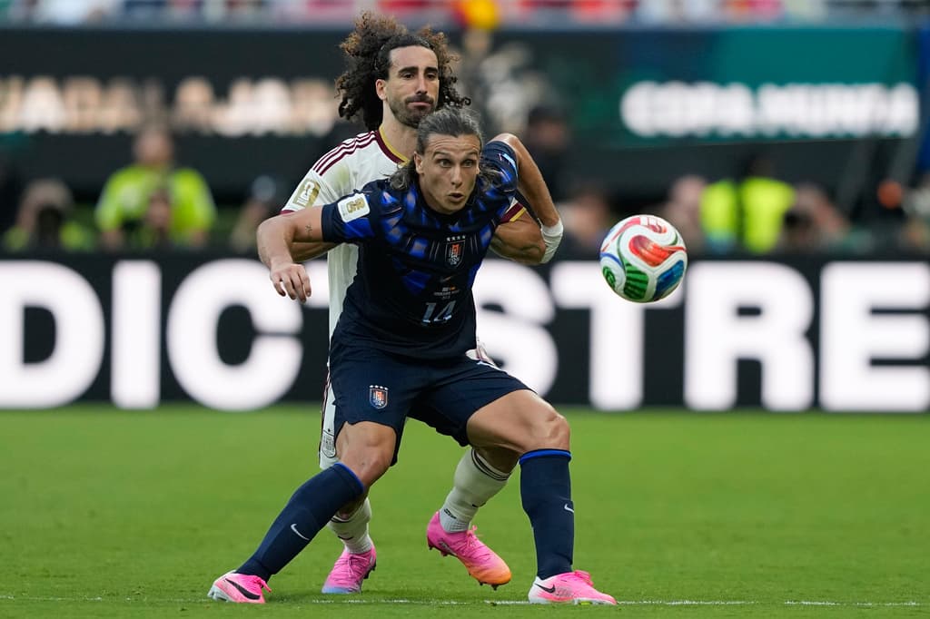 Agustín Canobbio, de Uruguay, es marcado por Marc Cucurella, de España, en una jugada de medio campo.