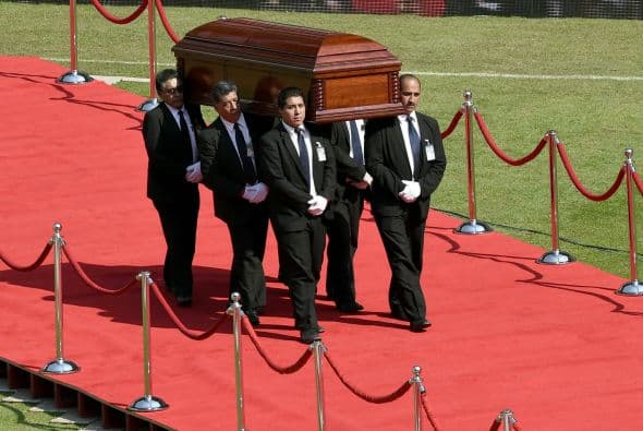 Un grupo de seis hombres vestidos de negro fueron los encargados de transportar los restos del actor.