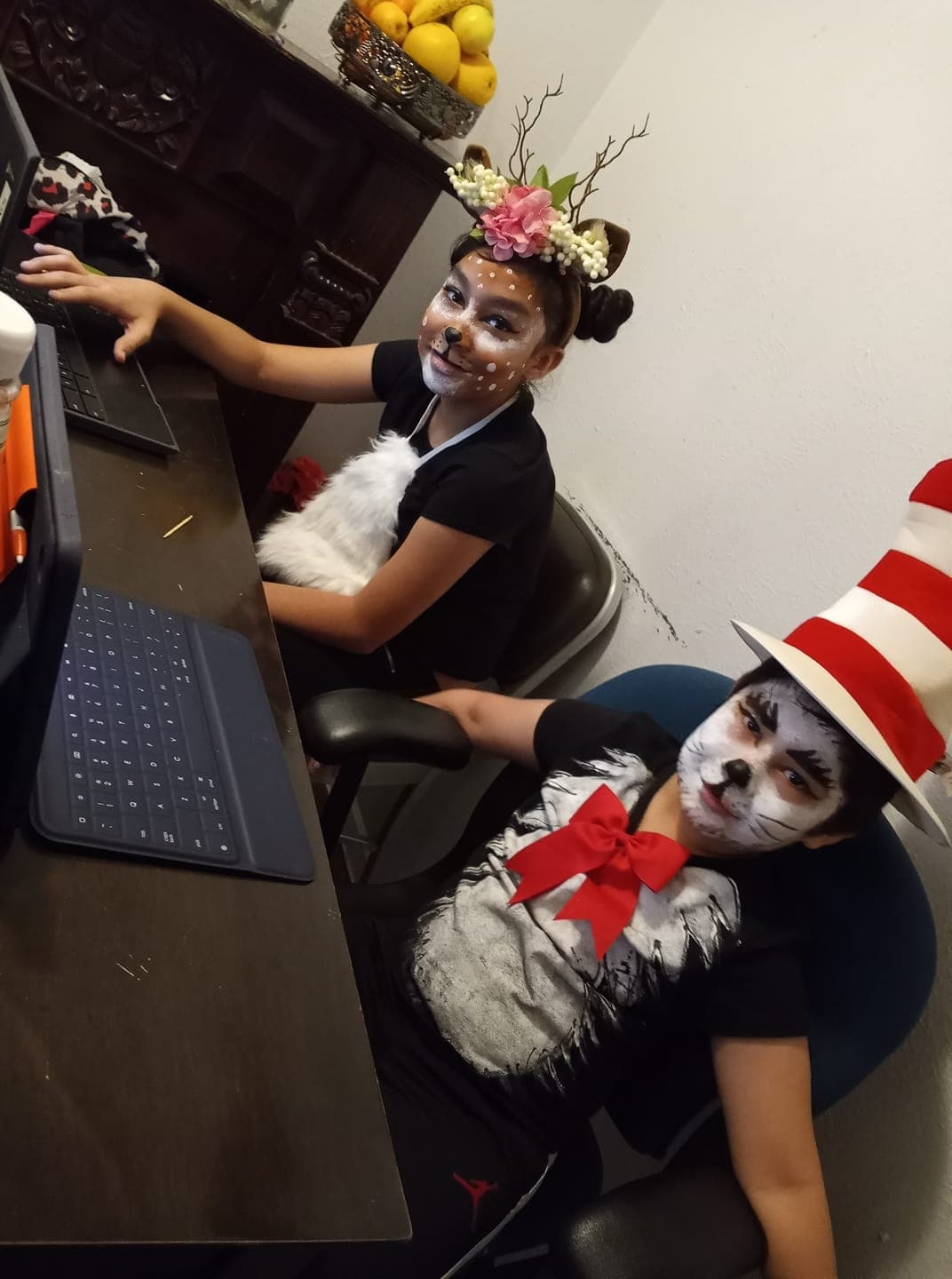 Dr. Seuss no faltó entre los disfraces de los niños.