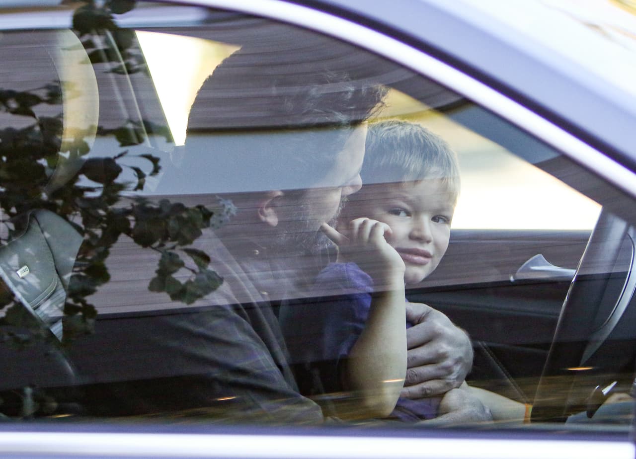 Mientras Jen se bajaba a comprar, Samuel se quedó en el carro con papi.